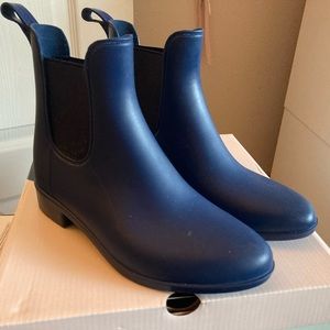 NWT TRENDY PULL-ON ANKLE BOOTS